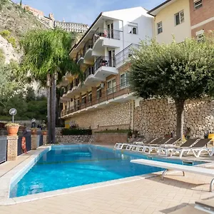 corallo-taormina-98039.taorminaitalyhotels.com/